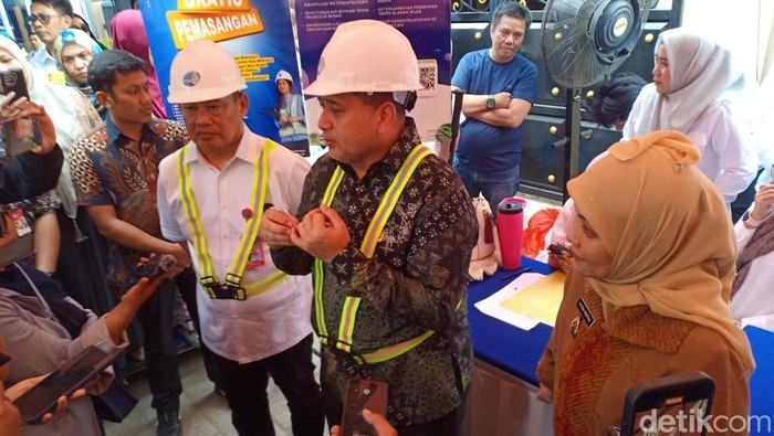Wali Kota Makassar Munafri Arifuddin bersama Plt Dirut PDAM Makassar Hamzah Ahmad.