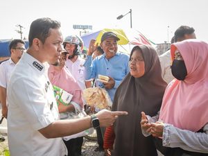 Keliling Pakai Motor, Walkot Agung Temui Anak Jalanan-Cek Kebersihan Kota