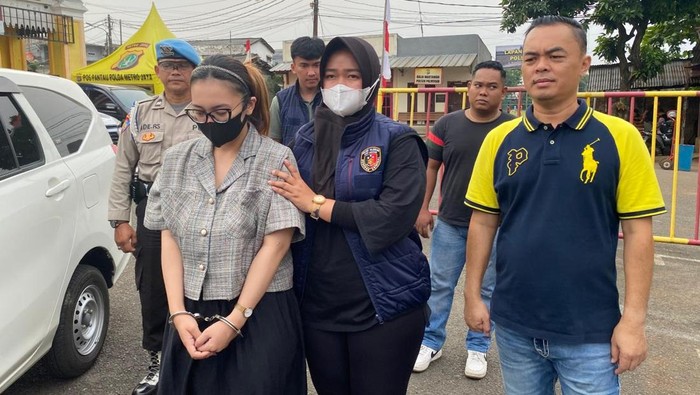 Wanita yang membuang bayi kandungnya sendiri di Palmerah, Jakarta Barat, diamankan polisi, Rabu (26/6/2025).