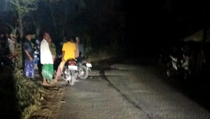 Warga Pasuruan menjadi korban begal. Ayahnya berupaya menabrak pelaku, anaknya luka kena senjata tajam.