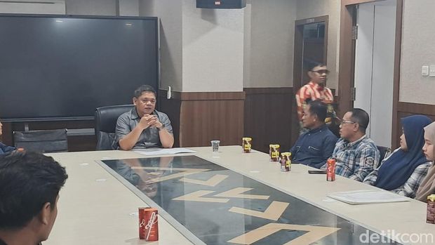 Warga perumahan Aerohome Estate saat mengadu ke DPRD Kota Makassar, Kamis (26/6/2025).