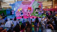 Karakter kartun The PowerPuff Girl tampil menghibur pengunjung di Mal Kota Kasablanka, Jakarta, Kamis (26/6/2025).