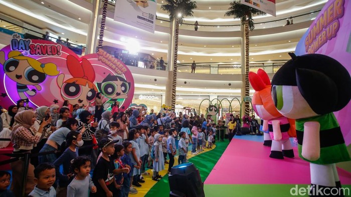 Warna-warni Liburan Sekolah Bersama The Powerpuff Girls Blossom, Bubbles, dan Buttercup hadir temani liburan anak-anak di Jakarta. Meet n Greet dan zona bermain edukatif ramaikan libur sekolah di Kokas, Jakarta, Kamis (26/6/2025).