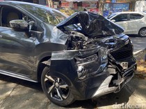 Ringsek! Xpander Tabrak Bus Trans Semarang di Bangjo Sri Rejeki