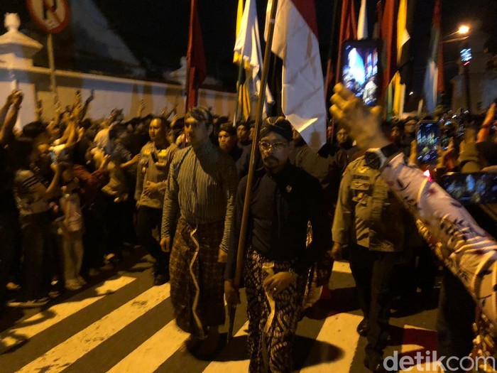 Suasana prosesi Mubeng Beteng Keraton Jogja memeringati 1 Muharram 1447 Hijriyah atau 1 Sura Dal 1959, Kamis (26/6/2025) malam.