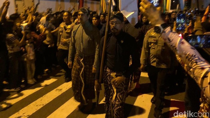 Suasana prosesi Mubeng Beteng Keraton Jogja memeringati 1 Muharram 1447 Hijriyah atau 1 Sura Dal 1959, Kamis (26/6/2025) malam.