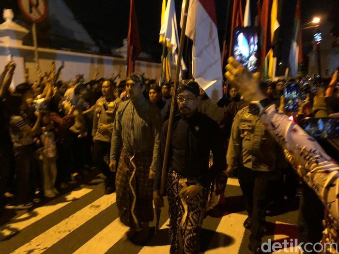 Suasana prosesi Mubeng Beteng Keraton Jogja memeringati 1 Muharram 1447 Hijriyah atau 1 Sura Dal 1959, Kamis (26/6/2025) malam.