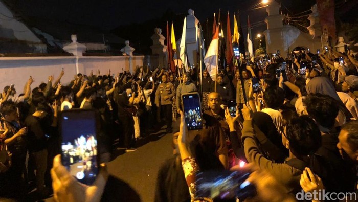 Suasana prosesi Mubeng Beteng Keraton Jogja memeringati 1 Muharram 1447 Hijriyah atau 1 Sura Dal 1959, Kamis (26/6/2025) malam.