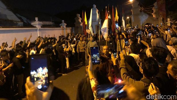 Suasana prosesi Mubeng Beteng Keraton Jogja memeringati 1 Muharram 1447 Hijriyah atau 1 Sura Dal 1959, Kamis (26/6/2025) malam.