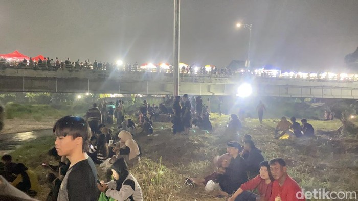 Suasana malam 1 Suro di Tugu Soeharto, Kelurahan Bendan Duwur, Kecamatan Gajahmungkur, Kota Semarang, Kamis (26/6/2025).