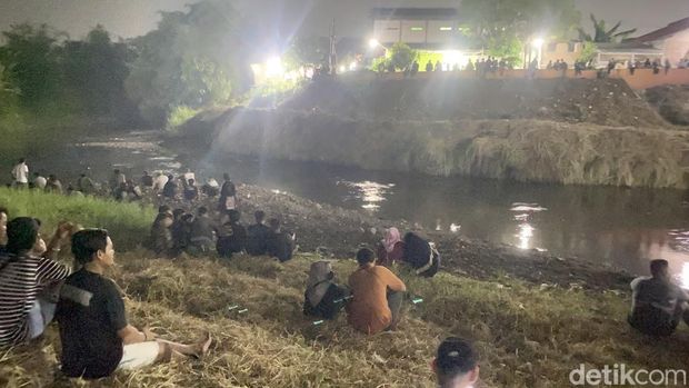 Suasana malam 1 Suro di Tugu Soeharto, Kelurahan Bendan Duwur, Kecamatan Gajahmungkur, Kota Semarang, Kamis (26/6/2025).