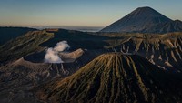 Gunung Bromo (2,329 mdpl) di Jawa Timur adalah gunung berapi aktif yang populer untuk menikmati matahari terbit dan menjadi tempat suci bagi masyarakat Tengger dengan Festival Kasada. Foto: Getty Images/Ulet Ifansasti