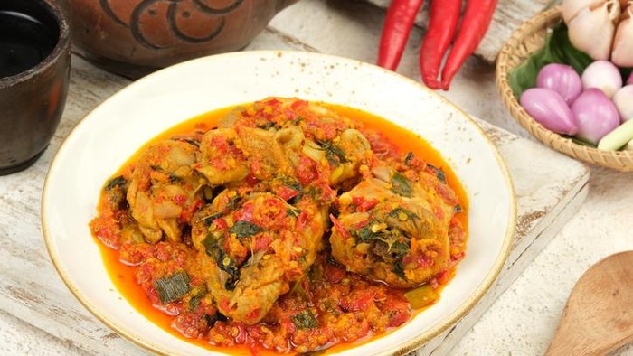 ayam rica rica kemangi,Spicy basil chicken is a Indonesian food, Indonesia traditional cuisine. Manadonese chicken dish