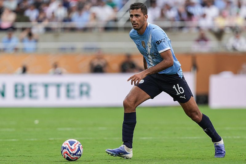 2221505955 ORLANDO, FLORIDA - JUNE 26: Rodri of Manchester City FC controls the ball during the FIFA Club World Cup 2025 group G match between Juventus FC and Manchester City FC at Camping World Stadium on June 26, 2025 in Orlando, Florida. (Photo by Marc Guelber/Sports Press Photo/Getty Images)