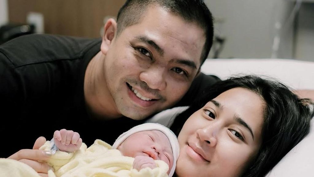 Ade Govinda Dikaruniai Anak Pertama, Indi Arisa Berjuang 24 Jam