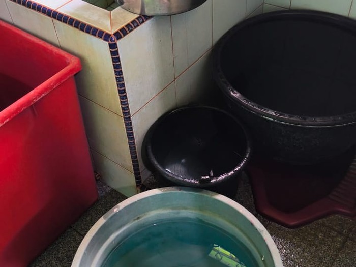 Penampakan kamar mandi warga di Karo yang banyak penampungan gegara air PDAM Tirtanadi mati