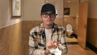 Aliando meminta netizen yang menyebutnya pedofil membuktikan apakah selama ini dirinya pernah menjalin hubungan dengan yang lebih muda. Kalau dibilang pedofil, banyak cewek yang jadi korban gue even gak jadi pacar, katanya. (Foto: dok Instagram aliandooo)