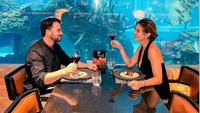 Ini adalah momen romantis Aline Adita dan James Midgley saat menikmati hidangan di restoran bawah laut. Foto: Instagram @aline_adita