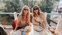 Ia pun dekat dengan ibu mertua. Ini momen Aline dan ibu mertua saat menikmati afternoon tea di kafe. Foto: Instagram @aline_adita
