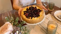 Terakhir ada posenya dengan cheesecake buatannya sendiri. Cheesecakenya disajikan dengan topping blueberry dan cherry. Foto: Instagram @aline_adita