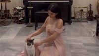 Ariel Tatum banyak mendapat pujian sebagai perempuan yang serba bisa. Bintang film A Business Proposal itu juga suka membalas komentar netizen dengan kalimat lucu. Foto: dok. TikTok/arieeeeltatum
