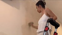 Total banget, Ariel Tatum sampai naik ke tangga agar bisa menjangkau bagian atas dinding. Foto: dok. TikTok/arieeeeltatum