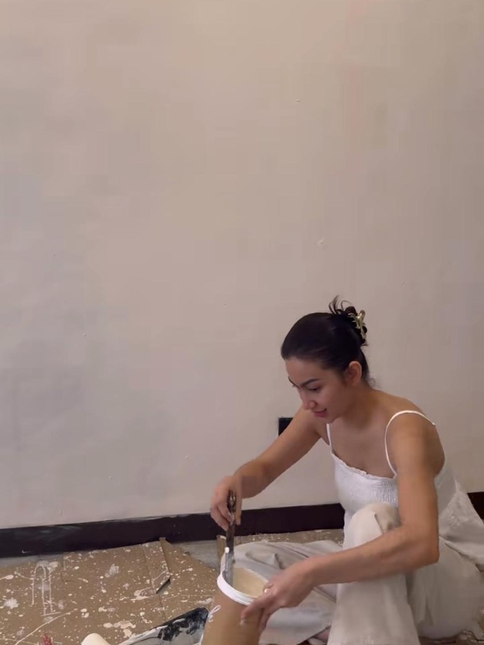 Ariel Tatum Ariel Tatum asyik mengecat dinding rumahnya sendiri.