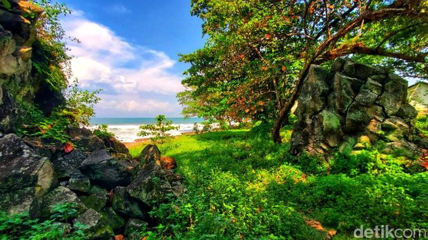 Batu Karut di Sukabumi.