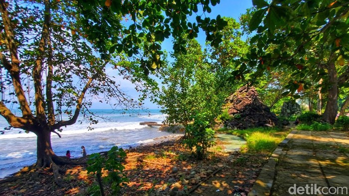 Batu Karut di Sukabumi.