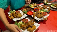 Kalau sedang cari restoran nyaman untuk makan bareng teman hingga keluarga, bisa mampir ke restoran Dapur Waris yang lokasinya ada di Jalan Raya Kelapa Gading Permai. Foto: detikFood