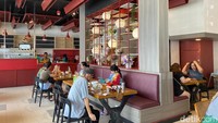Restoran ini selalu ramai pada jam makan siang dan makan malam. Dapur Waris menyajikan masakan Nusantara spesialis bebek dan ayam. Foto: detikFood