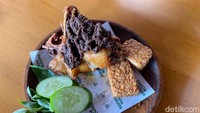 Bebek Goreng Madura jadi menu paling laris di sini. Paket menu ini lengkap dengan nasi, tahu, tempe, lalap dan teh dibanderol Rp 63.000. Foto: detikFood