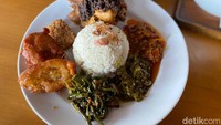 Menariknya di Dapur Waris, nasi dan minum boleh tambah sepuasnya. Bebek goreng dilumuri bumbu hitam Madura yang pekat dan enak. Foto: detikFood