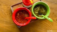 Begitu juga dengan sambalnya, ada sambal hijau dan sambal merah yang tersedia di meja dan bisa diambil sepuasnya. Foto: detikFood