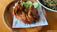 Dapur Waris juga terkenal dengan menu ayamnya yang unik. Namanya Ayam Gosong (Rp 33.000). Rasanya manis gurih mirip seperti ayam kalasan khas Jogja. Foto: detikFood