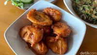 Begitu juga dengan Terong Raos, menu terong goreng yang sudah jadi menu ikonik di Dapur Waris. Rasanya sedikit pedas dan manis. Foto: detikFood