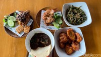 Selain menu-menu di atas, Dapur Waris juga memiliki menu makanan lainnya seperti Gurame Pesmol hingga Sayur Lodeh. Foto: detikFood