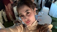 Biby Alraen mengatakan mendapat wejangan dari Rifky Balweel setelah memutuskan lepas hijab. Rifky selalu ingetin untuk selalu salat. Maksudnya kayak kalau ini prosesnya, hatinya jangan dikerasin juga kalau nanti akan pakai lagi gitu. Makanya dia ngerencanain umrah tuh ayo, karena sampai detik ini aku kayak ini yakin atau gak ya, katanya. (Foto: dok Instagram bibyalraen13)