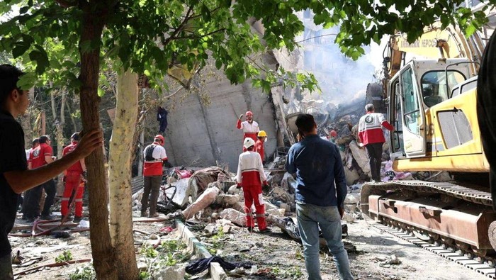 Bingkai Sepekan: 12 Hari Israel-Iran Meradang Rescuers work at the site of a damaged building, in the aftermath of Israeli strikes, in Tehran, Iran, June 13, 2025. Iranian Red Crescent Society/WANA (West Asia News Agency)/Handout via REUTERS ATTENTION EDITORS - THIS PICTURE WAS PROVIDED BY A THIRD PARTY.