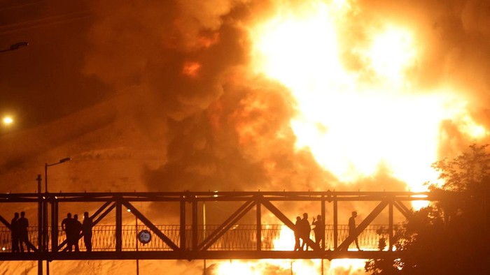 Bingkai Sepekan: 12 Hari Israel-Iran Meradang Fire of Israeli attack on Sharan Oil depot is seen following the Israeli strikes on Iran, in Tehran, Iran, June 15, 2025. Majid Asgaripour/WANA (West Asia News Agency) via REUTERS ATTENTION EDITORS - THIS PICTURE WAS PROVIDED BY A THIRD PARTY