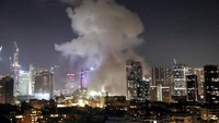 Asap mengepul setelah serangan rudal dari Iran terhadap Israel, di Tel Aviv, Israel 13 Juni 2025. Iran siap untuk kembali berunding dengan Amerika Serikat (AS), karena gencatan senjata dalam perang dengan Israel telah tercapai setelah 12 hari serangan yang menghantam fasilitas nuklir republik Islam tersebut. Foto: REUTERS/Gideon Markowicz