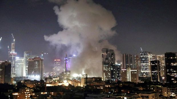 Smoke billows following missile attack from Iran on Israel, at Tel Aviv, Israel  June 13, 2025 REUTERS/Gideon Markowicz ISRAEL OUT. NO COMMERCIAL OR EDITORIAL SALES IN ISRAEL     TPX IMAGES OF THE DAY