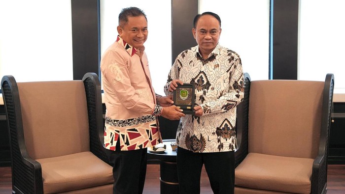 Bupati Bengkulu Tengah saat menemui Menteri Desa di Jakarta.