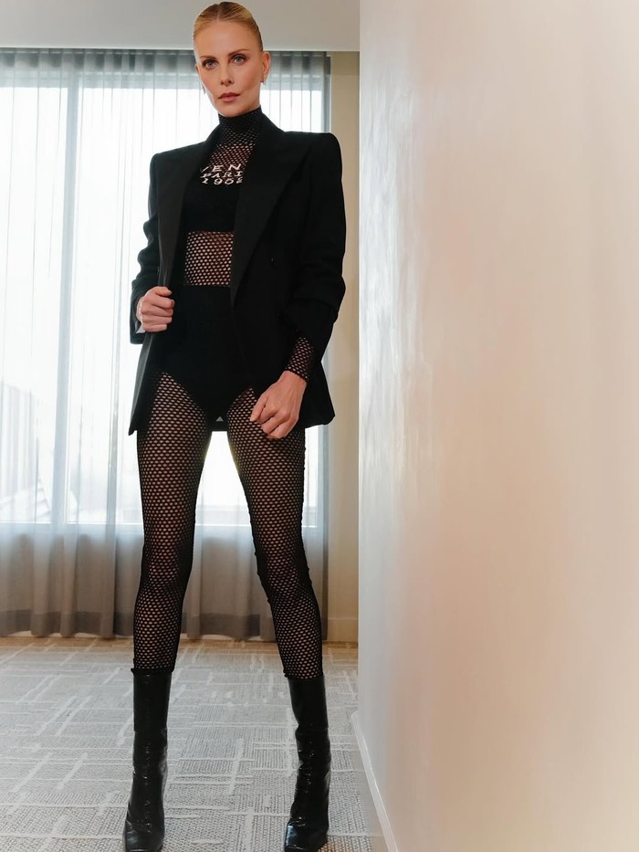Charlize Theron dalam foto yang diunggah ke Instagram pribadinya. Tampil dalam balutan busana serba hitam dari Givenchy.