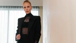 Terjaring Pesona Badass Charlize Theron