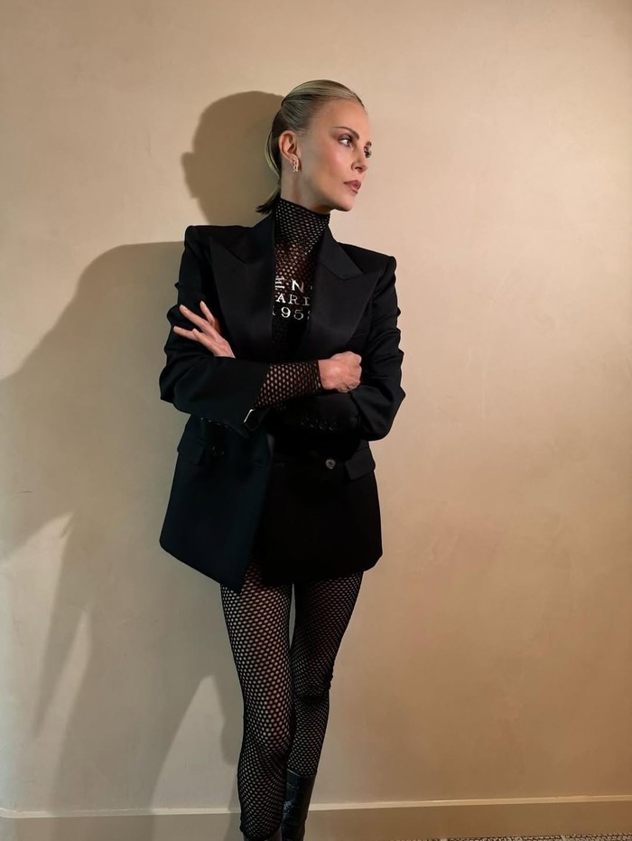 Charlize Theron dalam foto yang diunggah ke Instagram Givenchy. Tampil dalam balutan busana serba hitam dari brand fashion mewah tersebut.