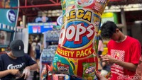 Oops terkenal sebagai camilan ringan nan renyah populer pada awal 2000an. Kali ini Oops muncul di PRJ dengan ukuran sebesar tubuh orang dewasa. Foto: Tim detikfood