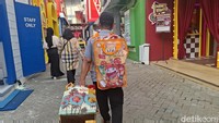 Finna Food tak mau ketinggalan. Ada edisi paket kerupuk udang yang dikemas dalam bentuk tas ransel besar. Foto: Tim detikfood