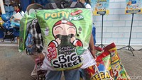 Rumput laut kering yang renyah dari Tao Kae Noi punya banyak penggemar. Di PRJ 2025, produk ini hadir dalam versi Party Pack sebesar tas ransel. Foto: Tim detikfood