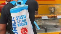 Akun TikTok @jktdiemplease mengompilasi camilan dan makanan dengan bentuk tas besar. Salah satunya susu kalengan yang dikemas dengan tas berbentuk kaleng yang besar. Foto: TikTok/jktdiemplease